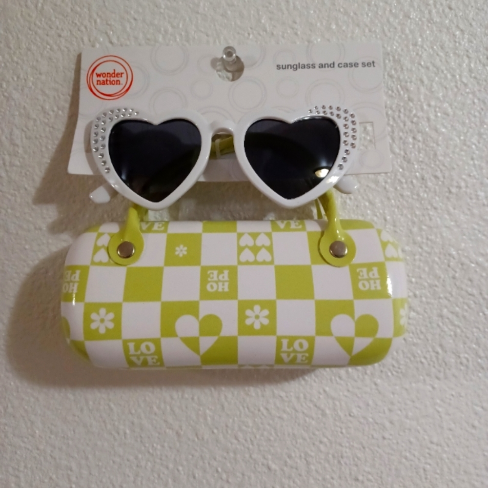 Wonder nation girls heart with plaid carrying case new.